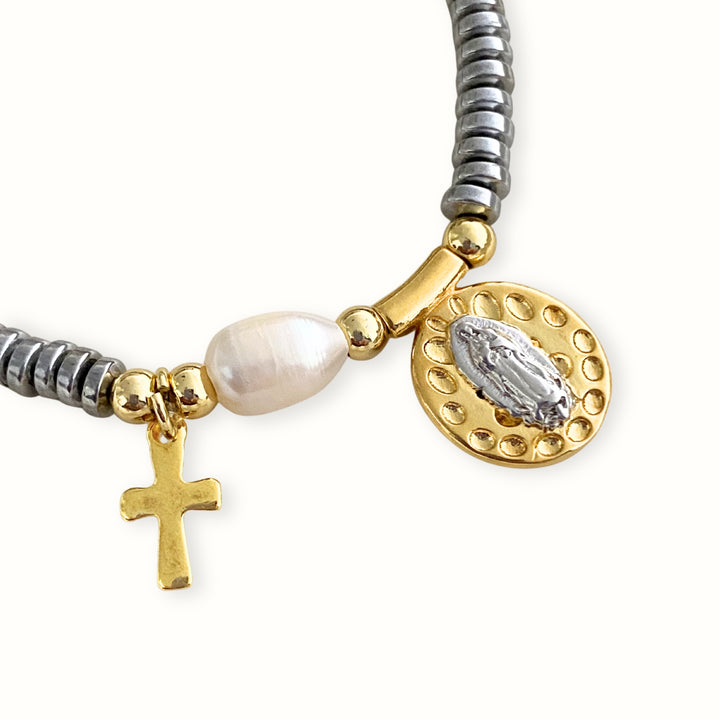 Detalles de Brazalete religioso de hematita con cruz, Virgen de Guadalupe y perla de río