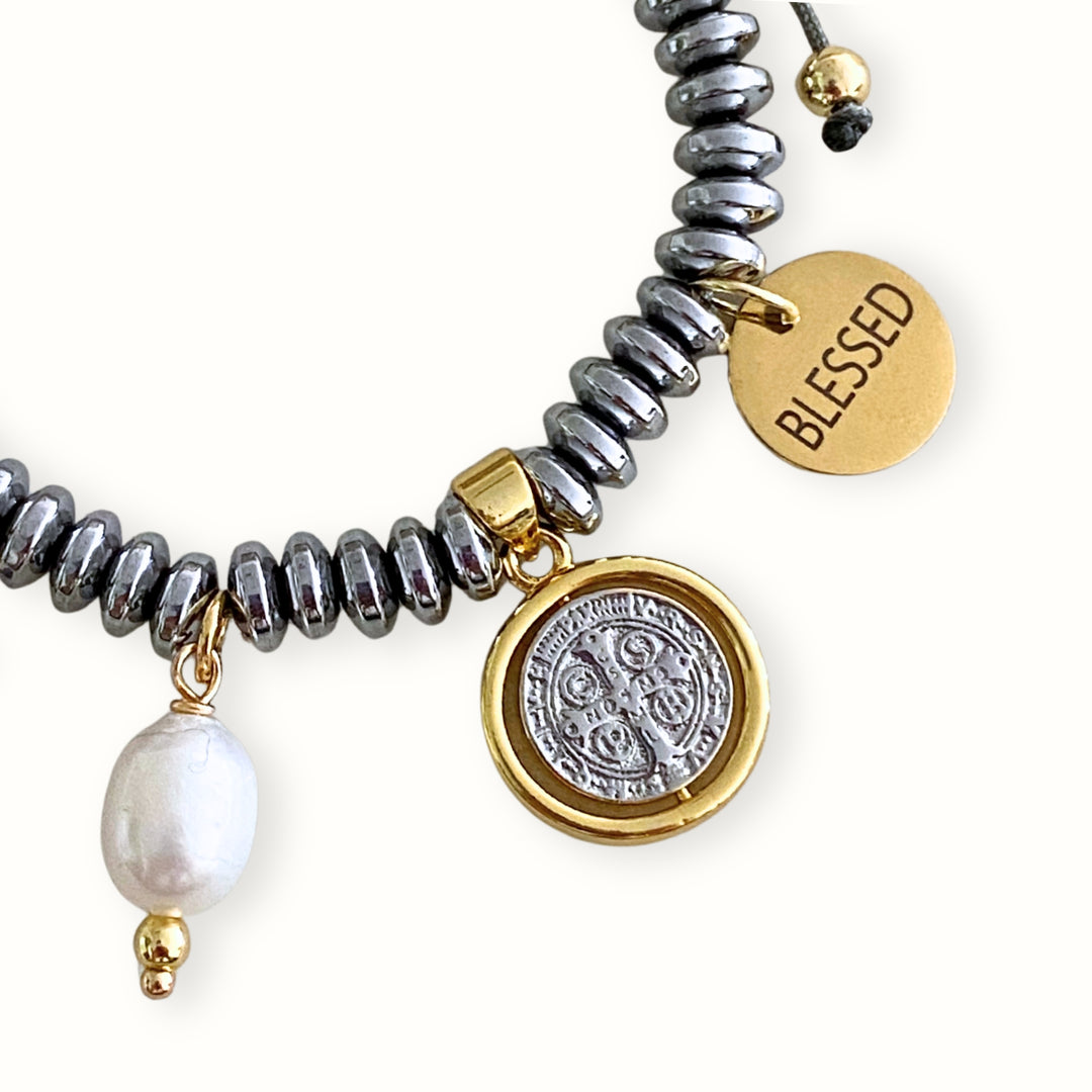 Detalles de Pulsera ajustable tejida con hilo chino, cuentas de hematita, dije central de San Benito de chapa de oro y platino