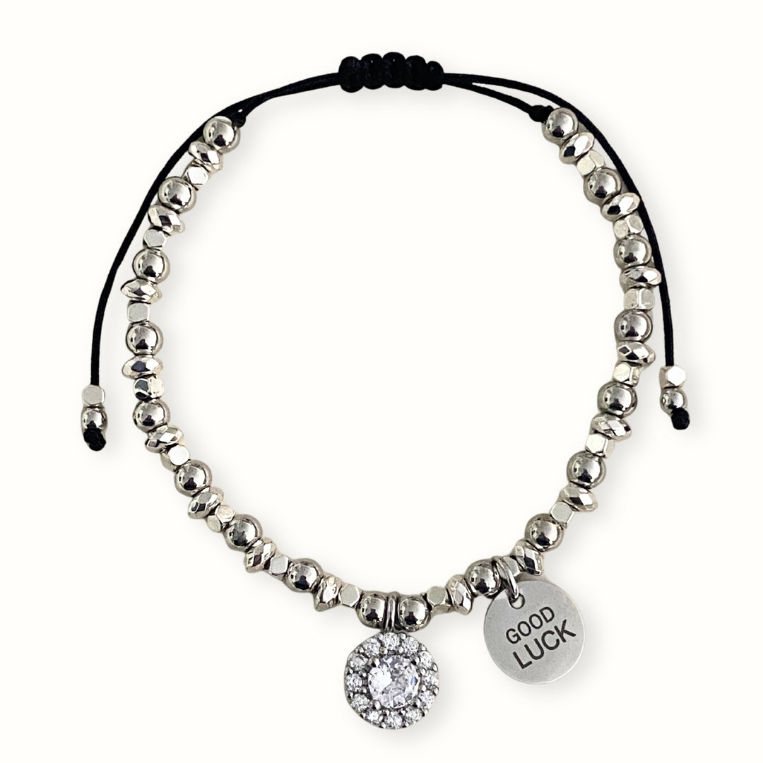 Brazalete de hematita con dije Good Luck y dije circular con zirconia