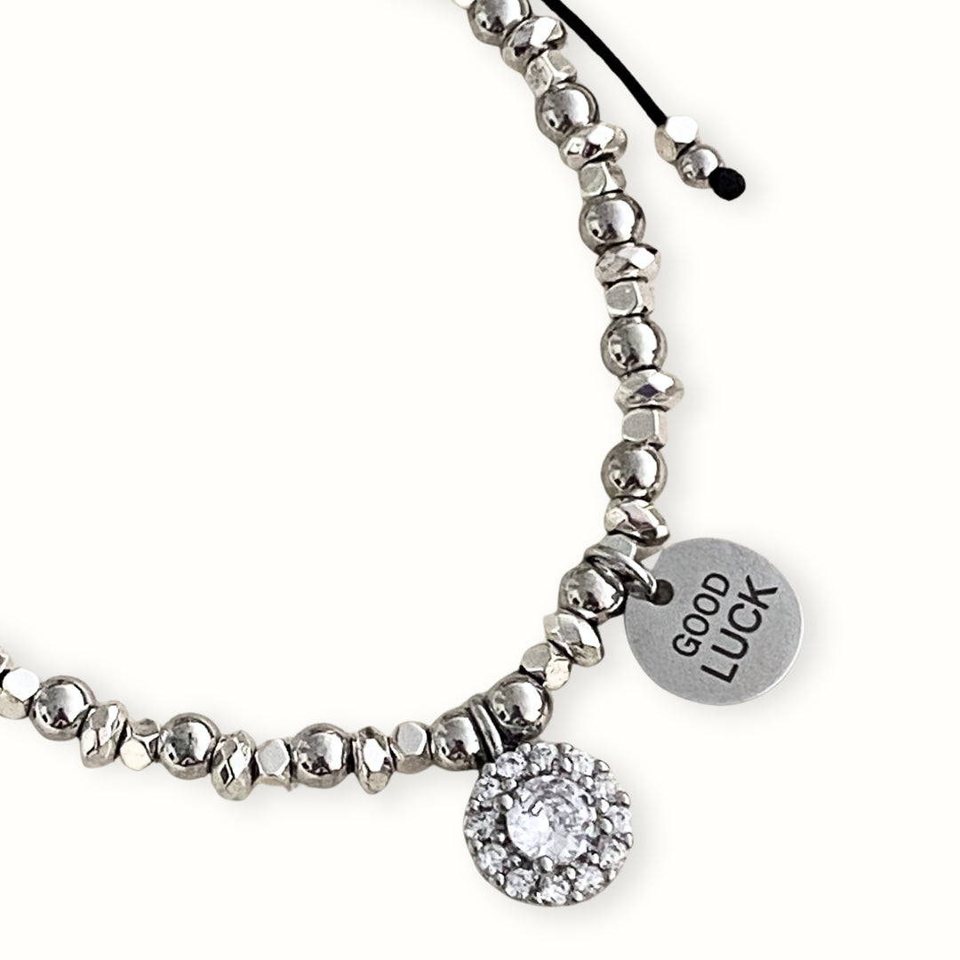 Detalles de Brazalete de hematita con dije Good Luck y dije circular con zirconia