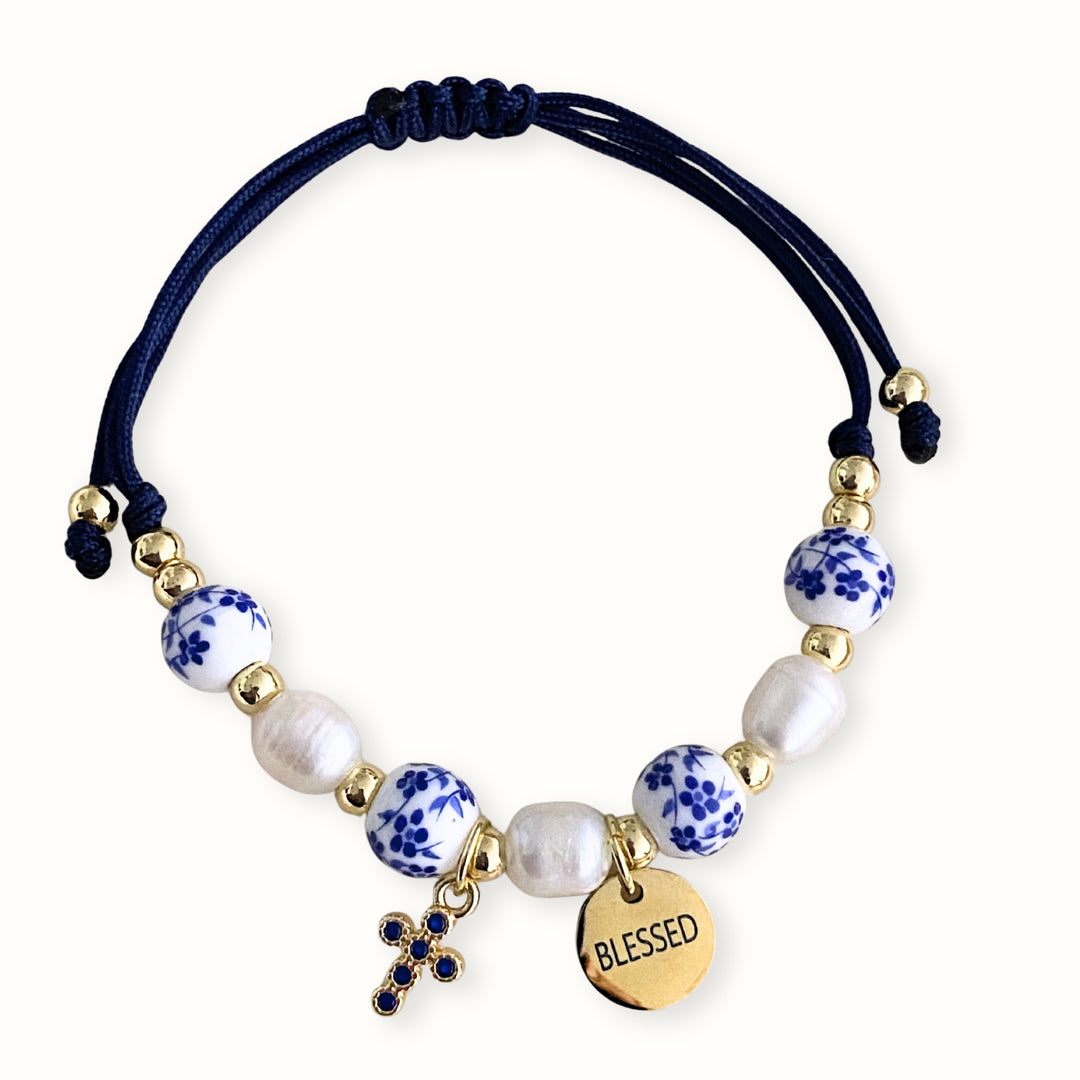 Brazalete Blessed con cruz de zirconia y perla de río