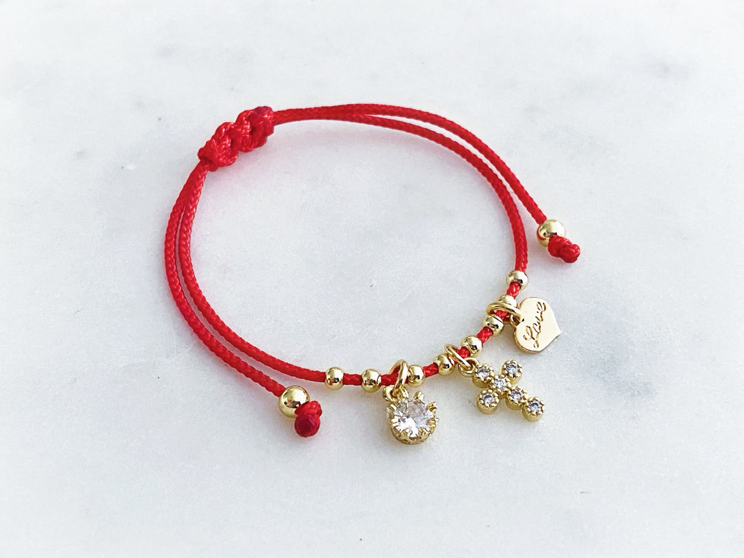 Detalle de Pulsera Alba de hilo rojo con perla y cruz de zirconia

