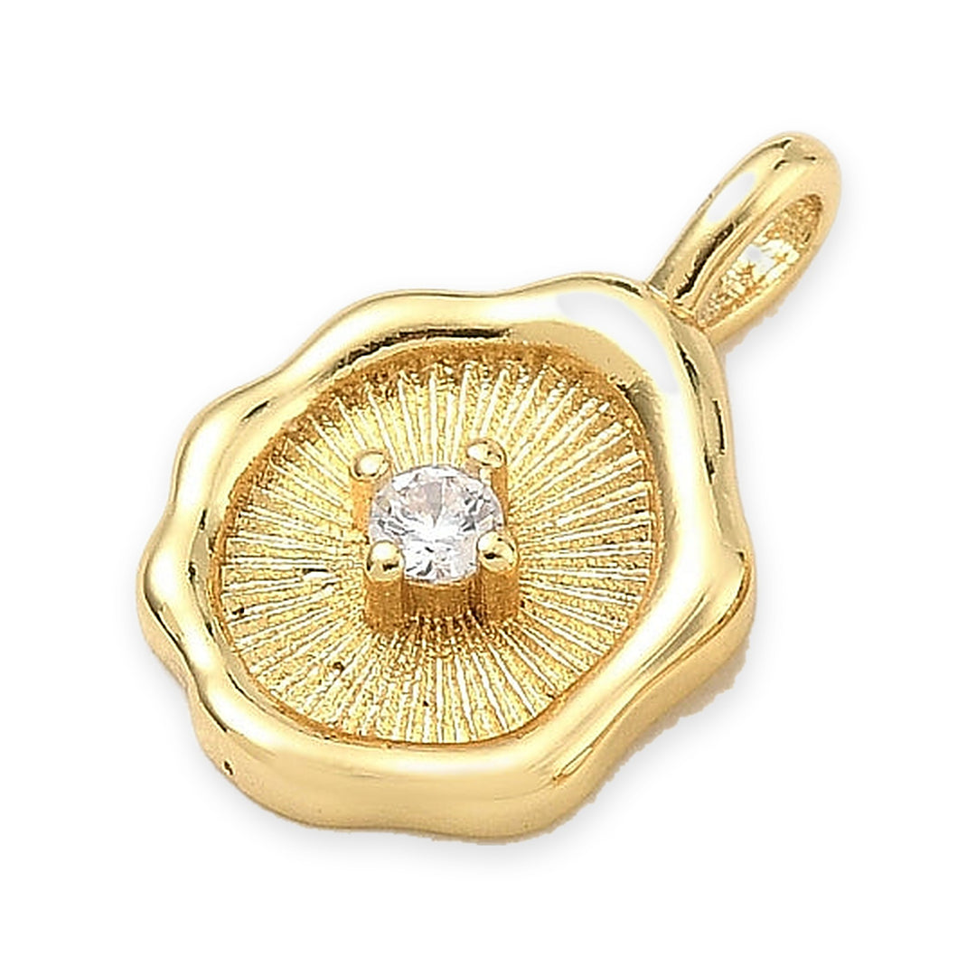 Dije dorado con zirconia, en perspectiva