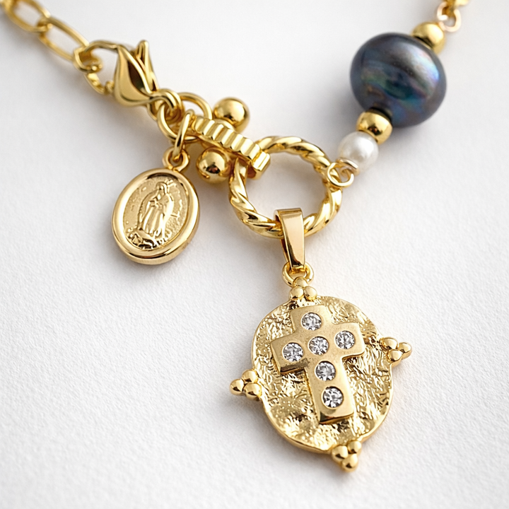 Collar religioso de chapa de oro con perla de río, perla cultivada, cruz con zirconia y Virgen