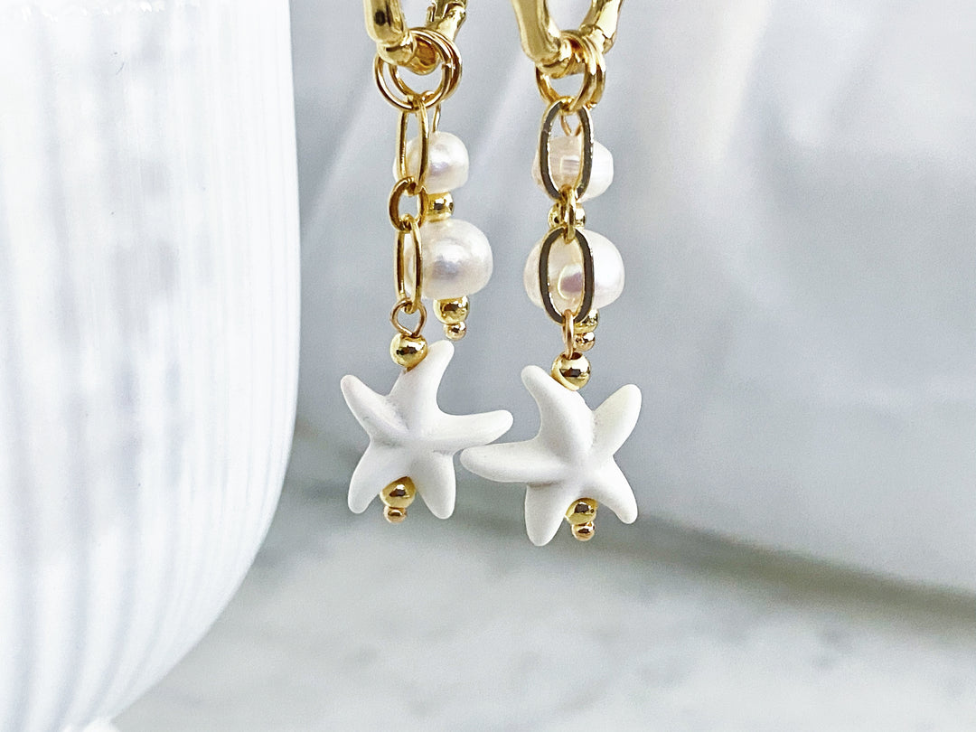 Detalle de Arracadas de chapa de oro Almendra – perlitas y estrella de mar blanca

