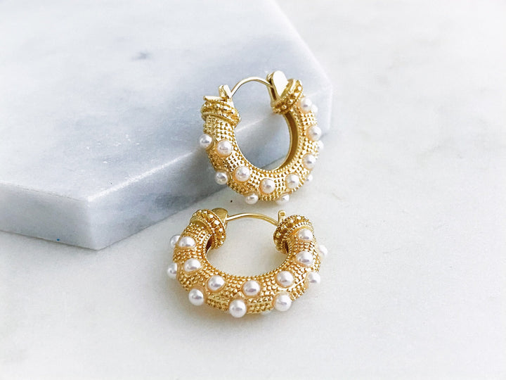 Perla – arracadas de chapa de oro con perlitas incrustadas

