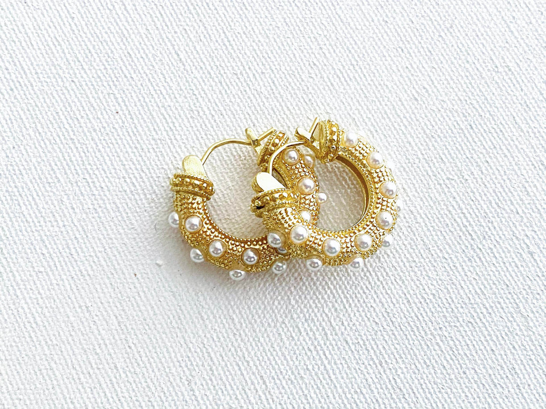 Detalle de Perla – arracadas de chapa de oro con perlitas incrustadas

