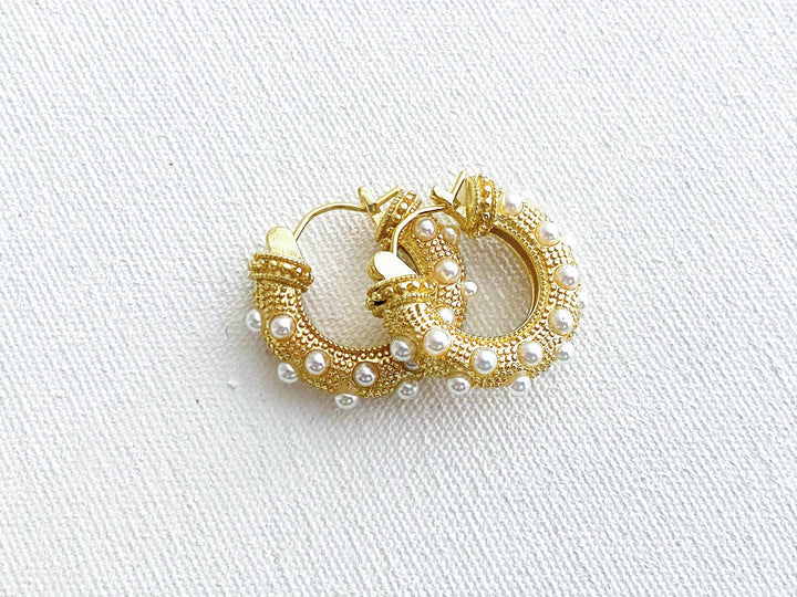 Detalle de Perla – arracadas de chapa de oro con perlitas incrustadas

