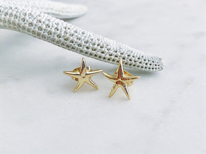 Detalle de aretes de chapa de oro