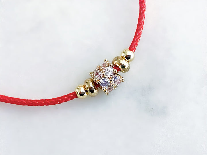 Detalle del separador cilíndrico con zirconias engastadas en la pulsera Bría.