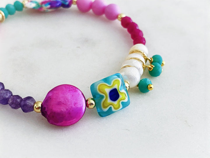 Pulsera multicolor de piedras naturales, perlas y cristales con dije de tortuga y placa “love”, vista completa.