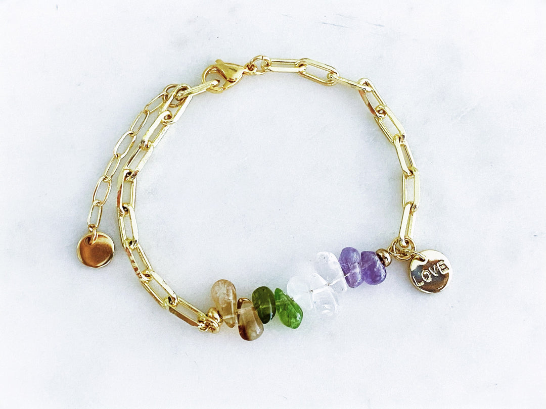 Pulsera de cadena dorada con piedra central de fluorita y placa “Love”, vista completa.