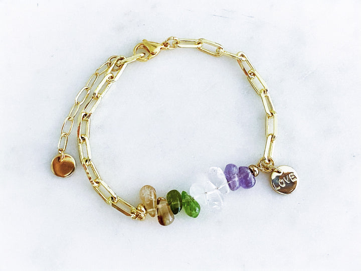 Pulsera de cadena dorada con piedra central de fluorita y placa “Love”, vista completa.