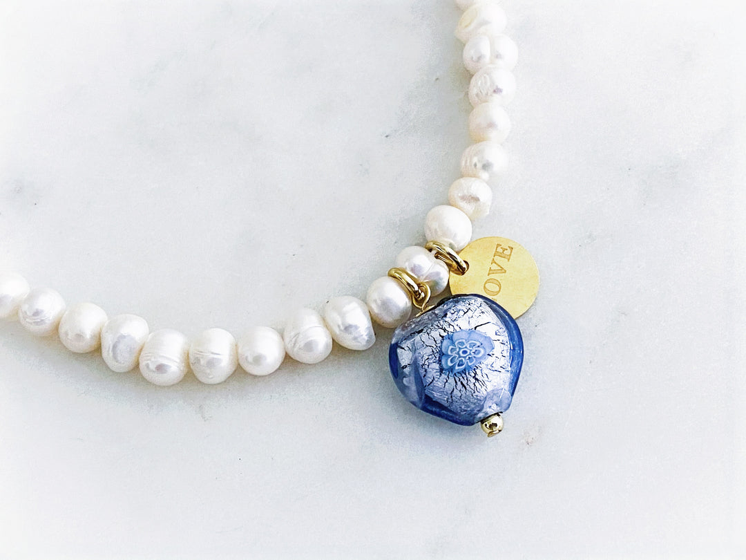 Collar Élia de perla natural con corazón de cristal Murano y placa dorada 'Love'