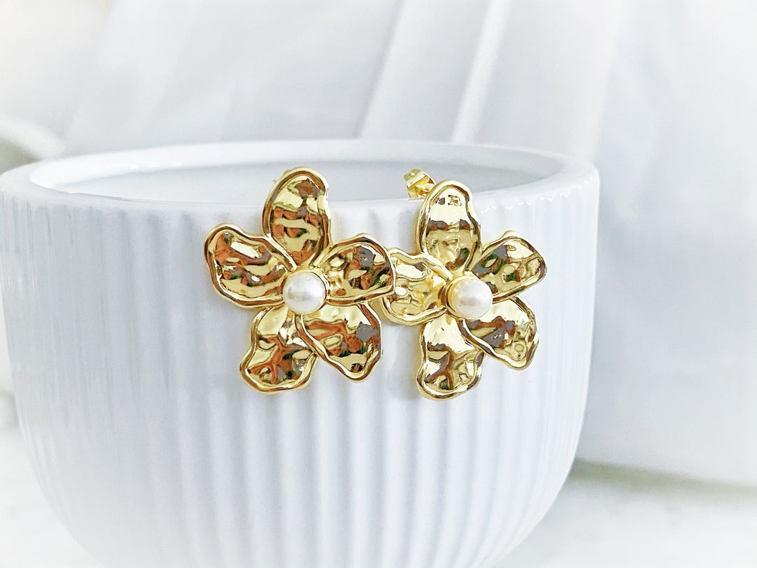 Aretes Camelia – diseño floral dorado con perla central