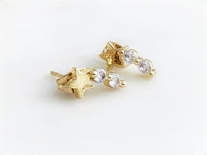 Aretes Estelar en chapa de oro con estrella y zirconias brillantes sobre fondo blanco