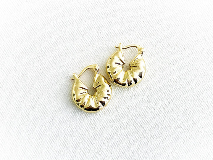 Arracadas Aura Dorada de chapa de oro con diseño clásico y brillante