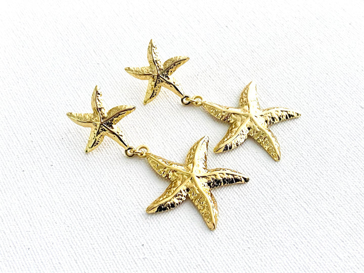 Aretes de chapa de oro Marina – estrellas de mar doradas colgantes