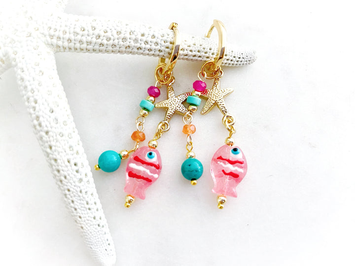 Arracadas Costa Coral con piedras naturales y dijes marinos de estrella de mar y pez