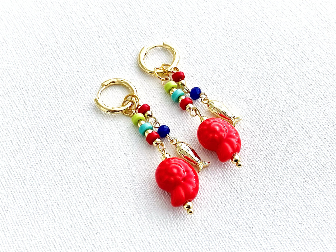 Isla Roja – arracadas doradas con coral rojo, peces y piedras de colores


