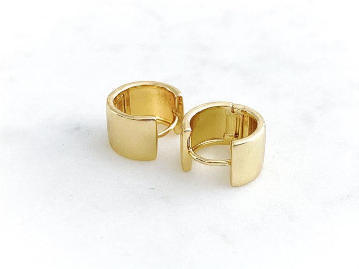 Detalle de arracadas de chapa de oro
