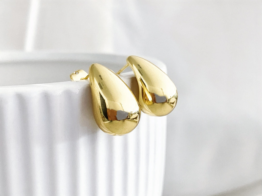 Detalles de Selene – aretes de chapa de oro geométricos con inspiración Bottega

